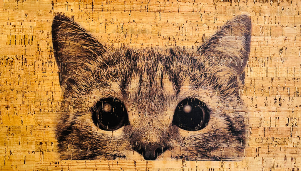 Panneau en liège naturel rustique – Motif chat curieux