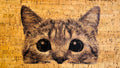 Panneau en liège naturel rustique – Motif chat curieux